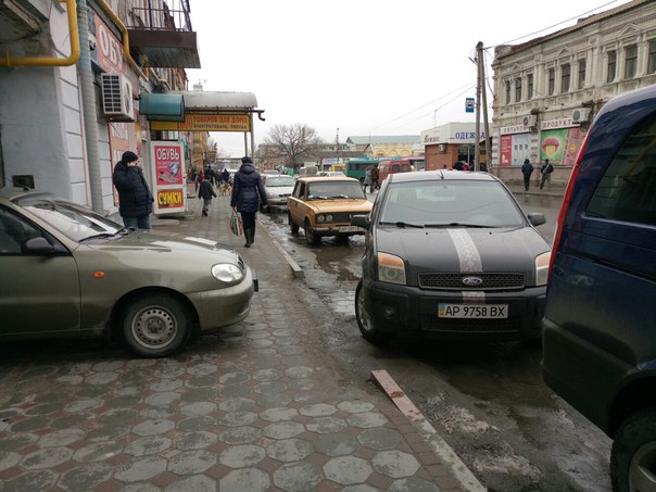 Очередной мастер парковки Запорожской области перегородил проезд